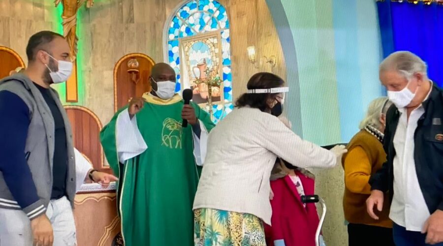 Universidade Livre de Estudos Culturais da Capoeira - Universidade da Capoeira - UNICAPOEIRA, Instituto de Educação Socioambiental - IESAMBI, Grupo de Capoeira Meia Lua - Fundado em 29 de Maio de 1962 e Associação de Capoeira - ASCA. Celebração Eucarística. Padre João Francisco Batista da Silva. Sétimo (6º) Dia de Falecimento de Célia Couto Teixeira. Igreja Nossa Senhora Mãe de Deus, Bairro de Lourdes, Juiz de Fora, Minas Gerais/MG, Brasil. Registro de Capoeira Mestre Polêmico - Professor João Couto Teixeira. IMG_5882. 519,4 MB. 10h00. Domingo, 31 de Julho de 2022. HD 1080p.