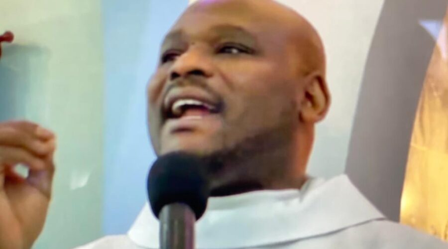 Universidade Livre de Estudos Culturais da Capoeira - Universidade da Capoeira - UNICAPOEIRA, Instituto de Educação Socioambiental - IESAMBI, Grupo de Capoeira Meia Lua - Fundado em 29 de Maio de 1962 e Associação de Capoeira - ASCA. Celebração Eucarística. Padre João Francisco Batista da Silva. Novena da Natividade de Nossa Senhora Mãe de Deus. Quarto Dia. Igreja Nossa Senhora Mãe de Deus, Bairro de Lourdes, Juiz de Fora, Minas Gerais/MG, Brasil. Registro de Capoeira Mestre Polêmico - Professor João Couto Teixeira. IMG_6291. 8,07 GB. 18h00. Sábado, 03 de Setembro de 2022. HD 1080p. 04.