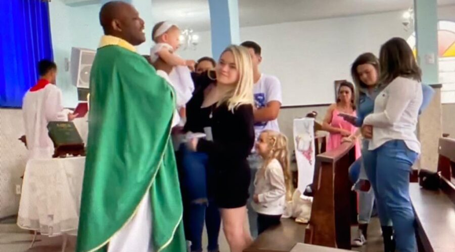 Universidade Livre de Estudos Culturais da Capoeira - Universidade da Capoeira - UNICAPOEIRA, Instituto de Educação Socioambiental - IESAMBI, Grupo de Capoeira Meia Lua - Fundado em 29 de Maio de 1962 e Associação de Capoeira - ASCA. Celebração Eucarística. Padre João Francisco Batista da Silva. Novena da Natividade de Nossa Senhora Mãe de Deus. Quinto Dia. Igreja Nossa Senhora Mãe de Deus, Bairro de Lourdes, Juiz de Fora, Minas Gerais/MG, Brasil. Registro de Capoeira Mestre Polêmico - Professor João Couto Teixeira. IMG_6298. 10,03 GB. 10h00. Domingo, 04 de Setembro de 2022. HD 1080p. 05.