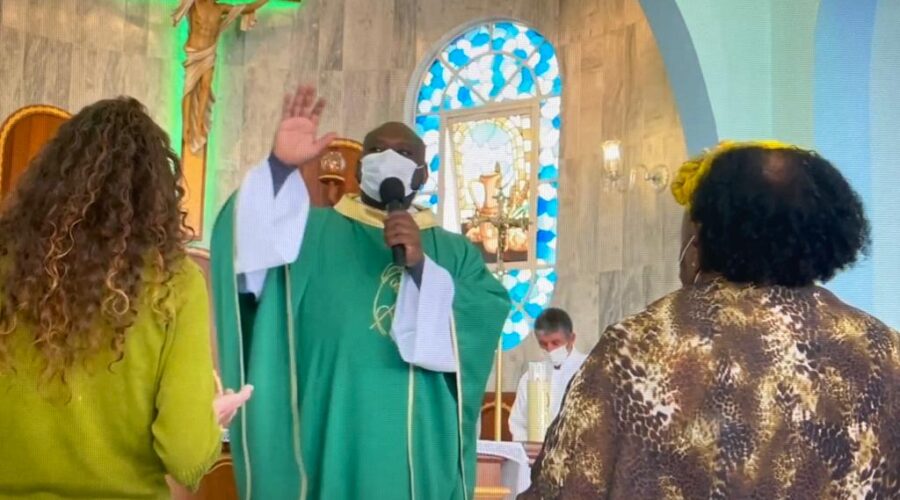 Universidade Livre de Estudos Culturais da Capoeira - Universidade da Capoeira - UNICAPOEIRA, Instituto de Educação Socioambiental - IESAMBI, Grupo de Capoeira Meia Lua - Fundado em 29 de Maio de 1962 e Associação de Capoeira - ASCA. Celebração Eucarística. Padre João Francisco Batista da Silva. Igreja Nossa Senhora Mãe de Deus, Bairro de Lourdes, Juiz de Fora, Minas Gerais/MG, Brasil. Registro de Capoeira Mestre Polêmico - Professor João Couto Teixeira. IMG_5783. 8,33 GB. 10h00. Domingo, 24 de Julho de 2022. HD 1080p.