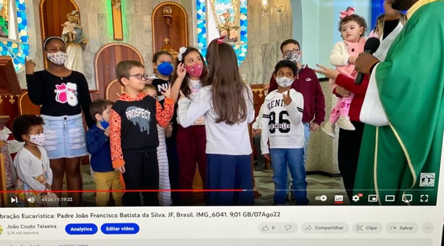 Universidade Livre de Estudos Culturais da Capoeira - Universidade da Capoeira - UNICAPOEIRA, Instituto de Educação Socioambiental - IESAMBI, Grupo de Capoeira Meia Lua - Fundado em 29 de Maio de 1962 e Associação de Capoeira - ASCA. Celebração Eucarística. Padre João Francisco Batista da Silva. Igreja Nossa Senhora Mãe de Deus, Bairro de Lourdes, Juiz de Fora, Minas Gerais/MG, Brasil. Registro de Capoeira Mestre Polêmico - Professor João Couto Teixeira. IMG_6041. 9,01 GB. 10h00. Domingo, 07 de Agosto de 2022. HD 1080p.