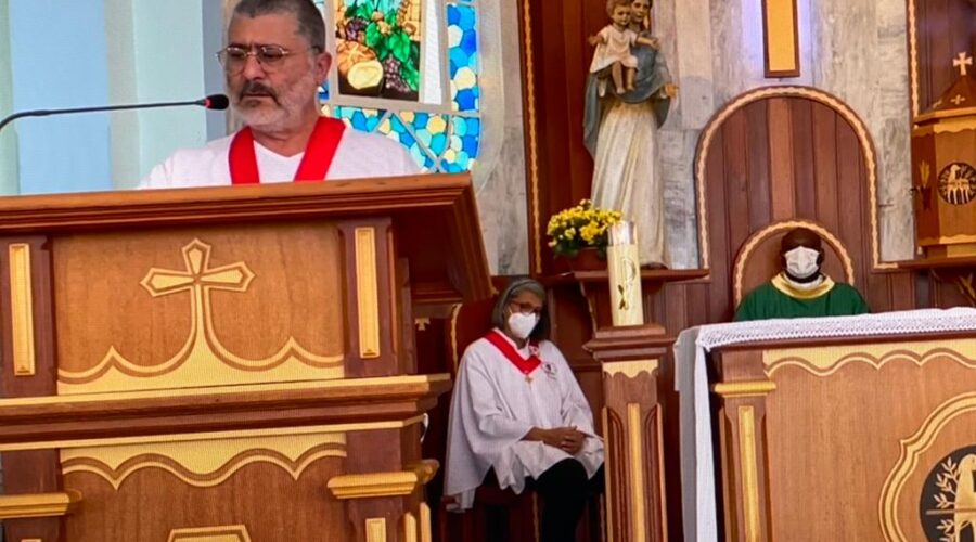 Universidade Livre de Estudos Culturais da Capoeira - Universidade da Capoeira - UNICAPOEIRA, Instituto de Educação Socioambiental - IESAMBI, Grupo de Capoeira Meia Lua - Fundado em 29 de Maio de 1962 e Associação de Capoeira - ASCA. Celebração Eucarística - Apostolado da Oração. Padre João Francisco Batista da Silva. Leitura e Salmo - Mestre Polêmico. Igreja Nossa Senhora Mãe de Deus, Bairro de Lourdes, Juiz de Fora, Minas Gerais/MG, Brasil. Registro de Capoeira Mestre Polêmico - Professor João Couto Teixeira. IMG_6018. 5,48 GB. 15h00. Sexta-feira, 05 de Agosto de 2022. HD 1080p.