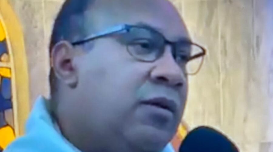 Universidade Livre de Estudos Culturais da Capoeira - Universidade da Capoeira - UNICAPOEIRA, Instituto de Educação Socioambiental - IESAMBI, Grupo de Capoeira Meia Lua - Fundado em 29 de Maio de 1962 e Associação de Capoeira - ASCA. Celebração Eucarística. Padre José Domício Ferreira da Silva. Novena da Natividade de Nossa Senhora Mãe de Deus. Nono Dia. Pastoral da Música: Deusimar, Evelyn, Geovani, Ludmila e Luiz. Igreja Nossa Senhora Mãe de Deus, Bairro de Lourdes, Juiz de Fora, Minas Gerais/MG, Brasil. Registro de Capoeira Mestre Polêmico - Professor João Couto Teixeira. IMG_6354. 10,52 GB. 19h30. Quinta-feira, 08 de Setembro de 2022. HD 1080p. 09.