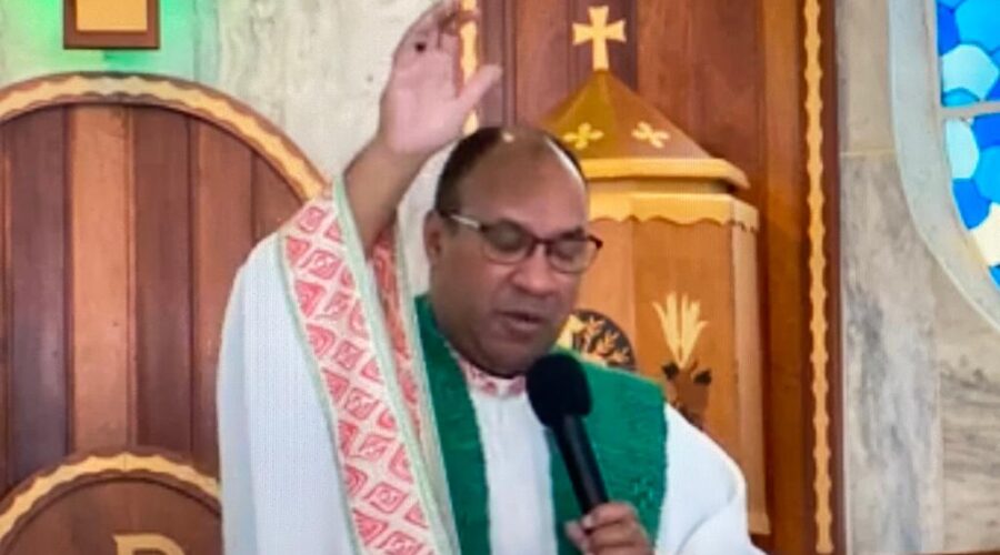 Universidade Livre de Estudos Culturais da Capoeira, Universidade da Capoeira - UNICAPOEIRA, Instituto de Educação Socioambiental - IESAMBI, Grupo de Capoeira Meia Lua - Fundado em 29 de Maio de 1962, Associação de Capoeira - ASCA, Celebração Eucarística, Padre José Domício Ferreira da Silva, Igreja Nossa Senhora Mãe de Deus, Bairro de Lourdes, Juiz de Fora, Minas Gerais/MG, Brasil, Registro de Capoeira Mestre Polêmico - Professor João Couto Teixeira, IMG_6369, 8.42 GB, 08h00, Domingo - 11 de Setembro de 2022, HD 1080p