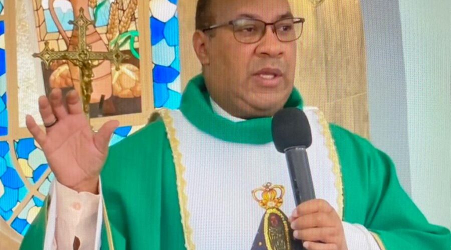 Universidade Livre de Estudos Culturais da Capoeira - Universidade da Capoeira - UNICAPOEIRA, Instituto de Educação Socioambiental - IESAMBI, Grupo de Capoeira Meia Lua - Fundado em 29 de Maio de 1962 e Associação de Capoeira - ASCA. Celebração Eucarística. Padre José Domício Ferreira da Silva. Igreja Nossa Senhora Mãe de Deus, Bairro de Lourdes, Juiz de Fora, Minas Gerais/MG, Brasil. Registro de Capoeira Mestre Polêmico - Professor João Couto Teixeira. IMG_6732. 7,6 GB. 08h00. Domingo, 09 de Outubro de 2022. HD 1080p.