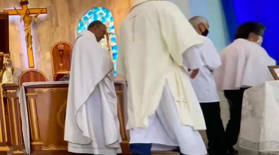 Universidade Livre de Estudos Culturais da Capoeira - Universidade da Capoeira - UNICAPOEIRA, Instituto de Educação Socioambiental - IESAMBI, Grupo de Capoeira Meia Lua - Fundado em 29 de Maio de 1962 e Associação de Capoeira - ASCA. Celebração Eucarística. Padre José Domício Ferreira da Silva. Igreja Nossa Senhora Mãe de Deus, Bairro de Lourdes, Juiz de Fora, Minas Gerais/MG, Brasil. Registro de Capoeira Mestre Polêmico - Professor João Couto Teixeira. IMG_6174. 7,65 GB. 08h00. Domingo, 21 de Agosto de 2022. HD 1080p.