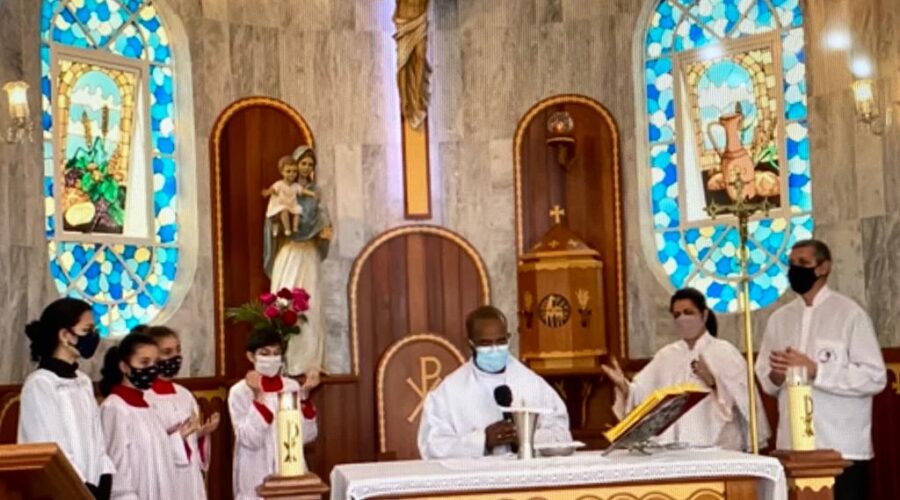 Universidade Livre de Estudos Culturais da Capoeira - Universidade da Capoeira - UNICAPOEIRA, Instituto de Educação Socioambiental - IESAMBI, Grupo de Capoeira Meia Lua - Fundado em 29 de Maio de 1962 e Associação de Capoeira - ASCA. Celebração Eucarística. Padre Luiz Carlos Vitório. Igreja Nossa Senhora Mãe de Deus, Bairro de Lourdes, Juiz de Fora, Minas Gerais/MG, Brasil. Registro de Capoeira Mestre Polêmico - Professor João Couto Teixeira. IMG_4926. 3,8 GB. 10h00. Domingo, 12 de Junho de 2022.