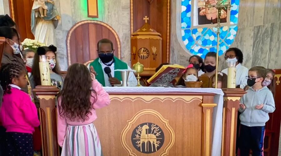 Universidade Livre de Estudos Culturais da Capoeira - Universidade da Capoeira - UNICAPOEIRA, Instituto de Educação Socioambiental - IESAMBI, Grupo de Capoeira Meia Lua - Fundado em 29 de Maio de 1962 e Associação de Capoeira - ASCA. Celebração Eucarística. Padre Luiz Carlos Vitório. Igreja Nossa Senhora Mãe de Deus, Bairro de Lourdes, Juiz de Fora, Minas Gerais/MG, Brasil. Registro de Capoeira Mestre Polêmico - Professor João Couto Teixeira. IMG_6126. 8,66 GB. 10h00. Domingo, 14 de Agosto de 2022. HD 1080p.