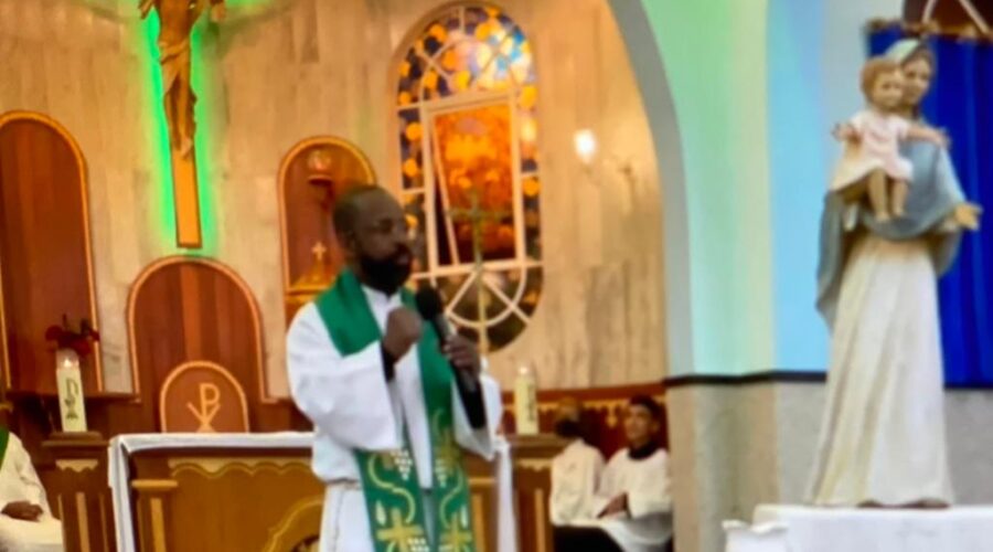 Universidade Livre de Estudos Culturais da Capoeira - Universidade da Capoeira - UNICAPOEIRA, Instituto de Educação Socioambiental - IESAMBI, Grupo de Capoeira Meia Lua - Fundado em 29 de Maio de 1962 e Associação de Capoeira - ASCA. Celebração Eucarística. Padre Luiz Carlos Vitório. Novena da Natividade de Nossa Senhora Mãe de Deus. Primeiro Dia. Igreja Nossa Senhora Mãe de Deus, Bairro de Lourdes, Juiz de Fora, Minas Gerais/MG, Brasil. Registro de Capoeira Mestre Polêmico - Professor João Couto Teixeira. IMG_6270. 7,05 GB. 19h30. Quarta-feira, 31 de Agosto de 2022. HD 1080p. 01.