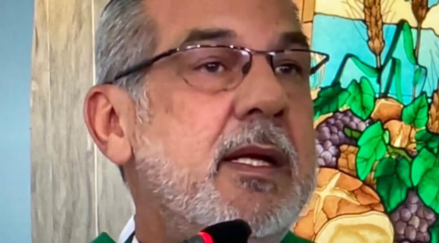 Universidade Livre de Estudos Culturais da Capoeira - Universidade da Capoeira - UNICAPOEIRA, Instituto de Educação Socioambiental - IESAMBI, Grupo de Capoeira Meia Lua - Fundado em 29 de Maio de 1962 e Associação de Capoeira - ASCA. Celebração Eucarística. Padre Luiz Roberto Magalhães Leite. Igreja Nossa Senhora Mãe de Deus, Bairro de Lourdes, Juiz de Fora, Minas Gerais/MG, Brasil. Registro de Capoeira Mestre Polêmico - Professor João Couto Teixeira. IMG_6488. 6,43 GB. 08h00. Domingo, 18 de Setembro de 2022. HD 1080p.