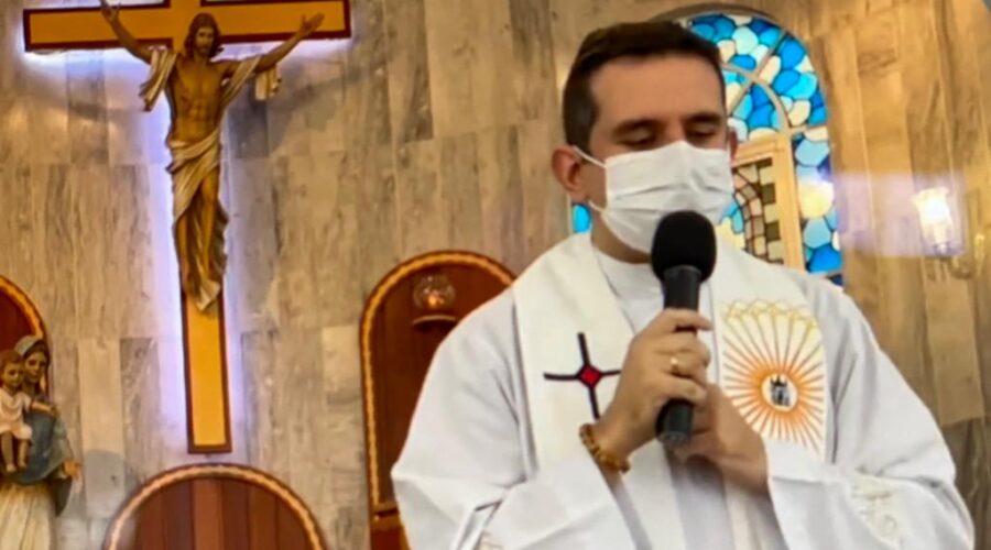 Universidade Livre de Estudos Culturais da Capoeira - Universidade da Capoeira - UNICAPOEIRA, Instituto de Educação Socioambiental - IESAMBI, Grupo de Capoeira Meia Lua - Fundado em 29 de Maio de 1962 e Associação de Capoeira - ASCA. Celebração Eucarística. Padre Pierre Maurício de Almeida Catarino. Igreja Nossa Senhora Mãe de Deus, Bairro de Lourdes, Juiz de Fora, Minas Gerais/MG, Brasil. Registro Leitura e Salmo de Capoeira Mestre Polêmico - Professor João Couto Teixeira. IMG_5168. 5,68 GB. 15h10. Terça-feira, 21 de Junho de 2022. HD 1080p.