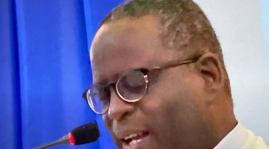 Universidade Livre de Estudos Culturais da Capoeira - Universidade da Capoeira - UNICAPOEIRA, Instituto de Educação Socioambiental - IESAMBI, Grupo de Capoeira Meia Lua - Fundado em 29 de Maio de 1962 e Associação de Capoeira - ASCA. Celebração Eucarística. Padre Vanderlei Santos de Souza - CsS. Novena da Natividade de Nossa Senhora Mãe de Deus. Segundo Dia. Igreja Nossa Senhora Mãe de Deus, Bairro de Lourdes, Juiz de Fora, Minas Gerais/MG, Brasil. Registro de Capoeira Mestre Polêmico - Professor João Couto Teixeira. IMG_6277. 8,13 GB. 19h30. Quinta-feira, 01 de Setembro de 2022. HD 1080p. 02.