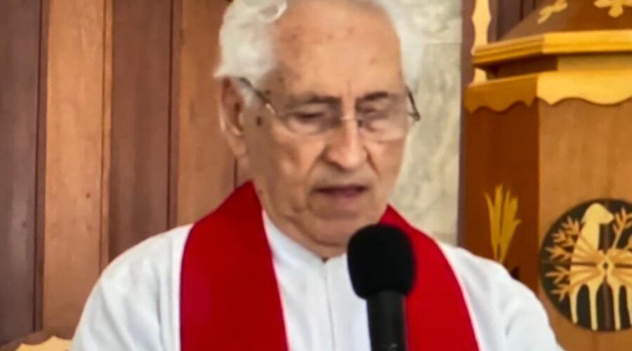 Universidade Livre de Estudos Culturais da Capoeira - Universidade da Capoeira - UNICAPOEIRA, Instituto de Educação Socioambiental - IESAMBI, Grupo de Capoeira Meia Lua - Fundado em 29 de Maio de 1962 e Associação de Capoeira - ASCA. Celebração Eucarística. Padre Vicente Zacaron. Apostolado da Oração ao Sagrado Coração de Jesus. Igreja Nossa Senhora Mãe de Deus, Bairro de Lourdes, Juiz de Fora, Minas Gerais/MG, Brasil. Registro de Capoeira Mestre Polêmico - Professor João Couto Teixeira. IMG_5259. 6,92 GB. 15h01. Sexta-feira, 01 de Julho de 2022. HD 1080p.