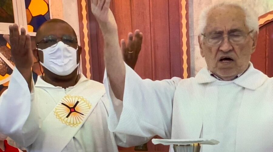 Universidade Livre de Estudos Culturais da Capoeira - Universidade da Capoeira - UNICAPOEIRA, Instituto de Educação Socioambiental - IESAMBI, Grupo de Capoeira Meia Lua - Fundado em 29 de Maio de 1962 e Associação de Capoeira - ASCA. Celebração Eucarística. Padre Vicente Zacaron. Novena da Natividade de Nossa Senhora Mãe de Deus. Sexto Dia. Igreja Nossa Senhora Mãe de Deus, Bairro de Lourdes, Juiz de Fora, Minas Gerais/MG, Brasil. Registro de Capoeira Mestre Polêmico - Professor João Couto Teixeira. IMG_6312. 6,79 GB. 19h30. Segunda-feira, 05 de Setembro de 2022. HD 1080p. 06.