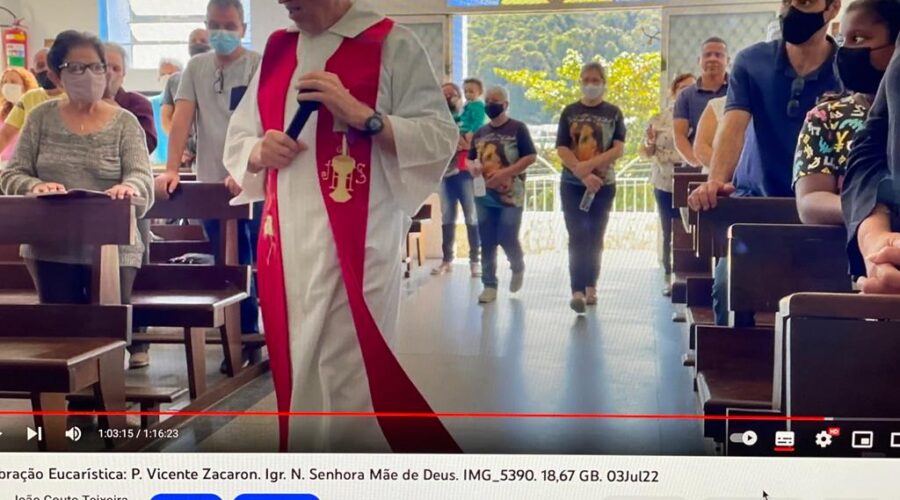Universidade Livre de Estudos Culturais da Capoeira - Universidade da Capoeira - UNICAPOEIRA, Instituto de Educação Socioambiental - IESAMBI, Grupo de Capoeira Meia Lua - Fundado em 29 de Maio de 1962 e Associação de Capoeira - ASCA. Celebração Eucarística. Padre Vicente Zacaron. Igreja Nossa Senhora Mãe de Deus, Bairro de Lourdes, Juiz de Fora, Minas Gerais/MG, Brasil. Registro de Capoeira Mestre Polêmico - Professor João Couto Teixeira. IMG_5390. 8,67 GB. 09h12. Domingo, 03 de Julho de 2022. HD 1080p.