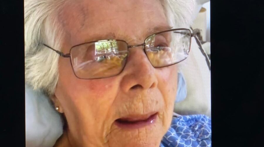 Universidade Livre de Estudos Culturais da Capoeira - Universidade da Capoeira - UNICAPOEIRA, Associação de Capoeira - ASCA, Instituto de Educação Socioambiental - IESAMBI e Grupo de Capoeira Meia Lua - Fundado em 29 de Maio de 1962. Célia Couto Teixeira. Nossa Senhora Aparecida. Suíte, Tigüéra 110, Juiz de Fora, Minas Gerais/MG, Brasil. Registro de Marialú. IMG_4973. 1,29 MB. 18h53. Quinta-feira, 06 de Janeiro de 2022. HD 1080p.