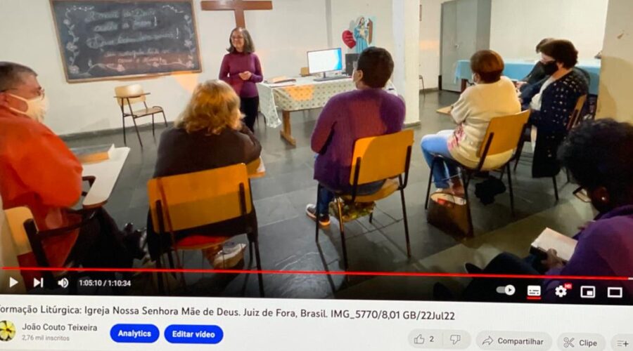 Universidade Livre de Estudos Culturais da Capoeira - Universidade da Capoeira - UNICAPOEIRA, Instituto de Educação Socioambiental - IESAMBI, Grupo de Capoeira Meia Lua - Fundado em 29 de Maio de 1962 e Associação de Capoeira - ASCA. Formação Litúrgica. Ministra da Eucaristia Cláudia Cristina Lessa Duarte. Igreja Nossa Senhora Mãe de Deus, Bairro de Lourdes, Juiz de Fora, Minas Gerais/MG, Brasil. Registro de Capoeira Mestre Polêmico - Professor João Couto Teixeira. IMG_5770. 8,01 GB. 19h05. Sexta-feira, 22 de Julho de 2022. HD 1080p. 001.