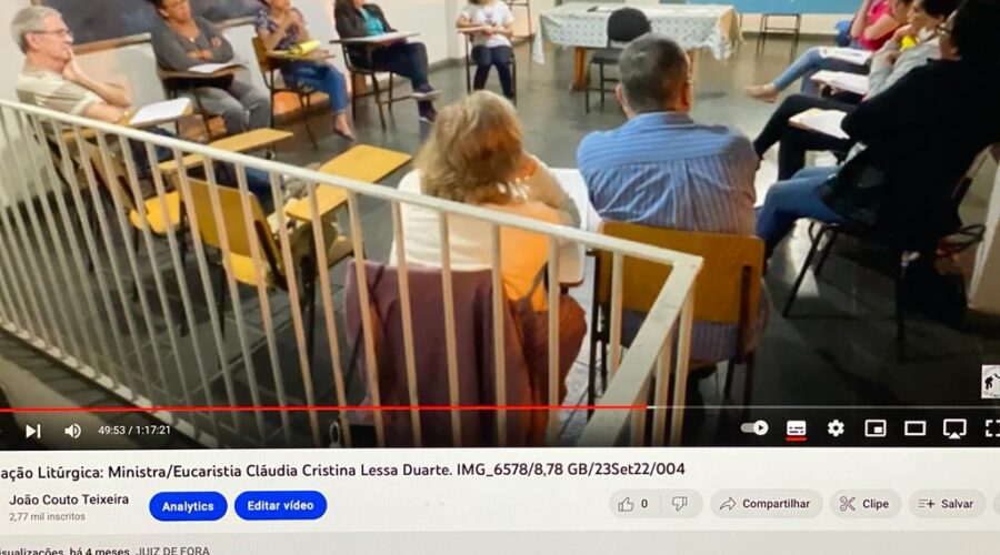 Universidade Livre de Estudos Culturais da Capoeira - Universidade da Capoeira - UNICAPOEIRA, Instituto de Educação Socioambiental - IESAMBI, Grupo de Capoeira Meia Lua - Fundado em 29 de Maio de 1962 e Associação de Capoeira - ASCA. Formação Litúrgica - Quarto Encontro. Ministra da Eucaristia Cláudia Cristina Lessa Duarte. Salão Paroquial, Igreja Nossa Senhora Mãe de Deus, Bairro de Lourdes, Juiz de Fora, Minas Gerais/MG, Brasil. Registro de Capoeira Mestre Polêmico - Professor João Couto Teixeira. IMG_6578. 8,78 GB. 19h00. Sexta-feira, 23 de Setembro de 2022. HD 1080p. 004.