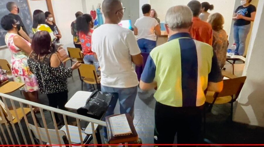 Universidade Livre de Estudos Culturais da Capoeira - Universidade da Capoeira - UNICAPOEIRA, Instituto de Educação Socioambiental - IESAMBI, Grupo de Capoeira Meia Lua - Fundado em 29 de Maio de 1962 e Associação de Capoeira - ASCA. Formação Litúrgica - Segundo Encontro. Ministra da Eucaristia Cláudia Cristina Lessa Duarte. Salão Paroquial, Igreja Nossa Senhora Mãe de Deus, Bairro de Lourdes, Juiz de Fora, Minas Gerais/MG, Brasil. Registro de Capoeira Mestre Polêmico - Professor João Couto Teixeira. IMG_6024/5. 9,93 GB. 19h00. Sexta-feira, 05 de Agosto de 2022. HD 1080p. 002.