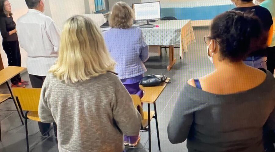 Universidade Livre de Estudos Culturais da Capoeira - Universidade da Capoeira - UNICAPOEIRA, Instituto de Educação Socioambiental - IESAMBI, Grupo de Capoeira Meia Lua - Fundado em 29 de Maio de 1962 e Associação de Capoeira - ASCA. Formação Litúrgica - Terceiro Encontro. Ministra da Eucaristia Cláudia Cristina Lessa Duarte. Salão Paroquial, Igreja Nossa Senhora Mãe de Deus, Bairro de Lourdes, Juiz de Fora, Minas Gerais/MG, Brasil. Registro de Capoeira Mestre Polêmico - Professor João Couto Teixeira. IMG_6215. 10,73 GB. 19h00. Sexta-feira, 26 de Agosto de 2022. HD 1080p. 003.