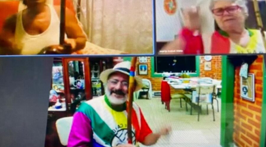 Universidade Livre de Estudos Culturais da Capoeira - Universidade da Capoeira - UNICAPOEIRA, Associação de Capoeira - ASCA, Instituto de Educação Socioambiental - IESAMBI e Grupo de Capoeira Meia Lua - Fundado em 29 de Maio de 1962. Orquestra Harmônica de Berimbaus. Iúnas Verdadeira e Mandingueira, Idalina, Amazonas, Angola, Santa Maria e Maculelê. Laura Cavalieri Bisio e Bella - Maria Isabel Melotti Xible. Sala de Entrar, Tigüéra 360, Juiz de Fora, Minas Gerais/MG, Brasil. Registro de Capoeira Mestre Polêmico - Professor João Couto Teixeira. IMG_6917. 7,62 GB. 20h46. Terça-feira, 25 de Outubro de 2022. HD 1080p.