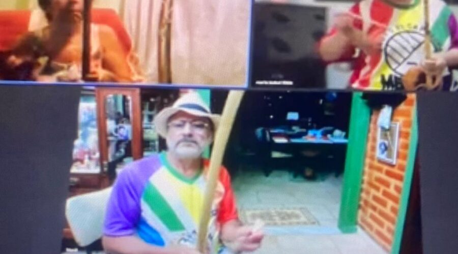 Universidade Livre de Estudos Culturais da Capoeira - Universidade da Capoeira - UNICAPOEIRA, Associação de Capoeira - ASCA, Instituto de Educação Socioambiental - IESAMBI e Grupo de Capoeira Meia Lua - Fundado em 29 de Maio de 1962. Orquestra Harmônica de Berimbaus. Toques Improvisados e Cantigas. Laura Cavalieri Bisio e Bella - Maria Isabel Melotti Xible. Sala de Entrar, Tigüéra 360, Juiz de Fora, Minas Gerais/MG, Brasil. Registro de Capoeira Mestre Polêmico - Professor João Couto Teixeira. IMG_6747. 4,62 GB. 20h48. Terça-feira, 11 de Outubro de 2022. HD 1080p.