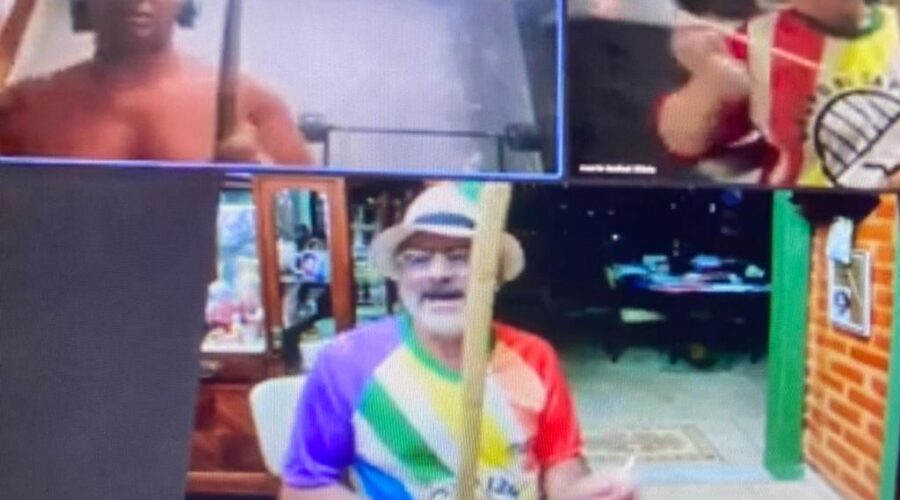 Universidade Livre de Estudos Culturais da Capoeira - Universidade da Capoeira - UNICAPOEIRA, Associação de Capoeira - ASCA, Instituto de Educação Socioambiental - IESAMBI e Grupo de Capoeira Meia Lua - Fundado em 29 de Maio de 1962. Orquestra Harmônica de Berimbaus. Toques Improvisados e Cantigas. Mim - Fabrício e Bella - Maria Isabel Melotti Xible. Sala de Entrar, Tigüéra 360, Juiz de Fora, Minas Gerais/MG, Brasil. Registro de Capoeira Mestre Polêmico - Professor João Couto Teixeira. IMG_6778. 5,98 GB. 19h30. Quinta-feira, 13 de Outubro de 2022. HD 1080p.