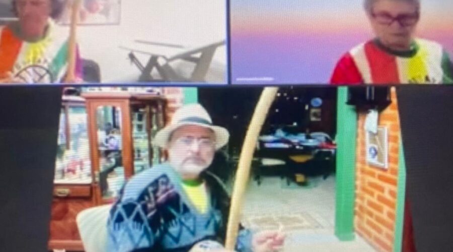 Universidade Livre de Estudos Culturais da Capoeira - Universidade da Capoeira - UNICAPOEIRA, Associação de Capoeira - ASCA, Instituto de Educação Socioambiental - IESAMBI e Grupo de Capoeira Meia Lua - Fundado em 29 de Maio de 1962. Orquestra Harmônica de Berimbaus. Toques Improvisados e Cantigas. Peter Faluhelyi e Bella - Maria Isabel Melotti Xible. Sala de Entrar, Tigüéra 360, Juiz de Fora, Minas Gerais/MG, Brasil. Registro de Capoeira Mestre Polêmico - Professor João Couto Teixeira. IMG_6697. 3,09 GB. 20h40. Terça-feira, 04 de Outubro de 2022. HD 1080p.