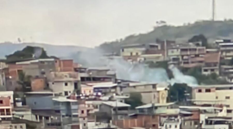 Universidade Livre de Estudos Culturais da Capoeira - Universidade da Capoeira - UNICAPOEIRA, Associação de Capoeira - ASCA, Instituto de Educação Socioambiental - IESAMBI e Grupo de Capoeira Meia Lua - Fundado em 29 de Maio de 1962. Queimada. Vizinhança, Tigüéra 360, Juiz de Fora, Minas Gerais/MG, Brasil. Registro de Capoeira Mestre Polêmico - Professor João Couto Teixeira. IMG_5109. 174,5 MB. 13h13. Sábado, 18 de Junho de 2022. HD 1080p.