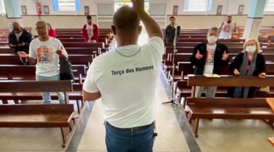 Universidade Livre de Estudos Culturais da Capoeira - Universidade da Capoeira - UNICAPOEIRA, Instituto de Educação Socioambiental - IESAMBI, Grupo de Capoeira Meia Lua - Fundado em 29 de Maio de 1962 e Associação de Capoeira - ASCA. Terço dos Homens em Família. Diácono Márcio Rosa dos Santos. Igreja Nossa Senhora Mãe de Deus, Bairro de Lourdes, Juiz de Fora, Minas Gerais/MG, Brasil. Registro de Capoeira Mestre Polêmico - Professor João Couto Teixeira. IMG_6488. 4,14 GB. 09h15. Domingo, 18 de Setembro de 2022. HD 1080p.