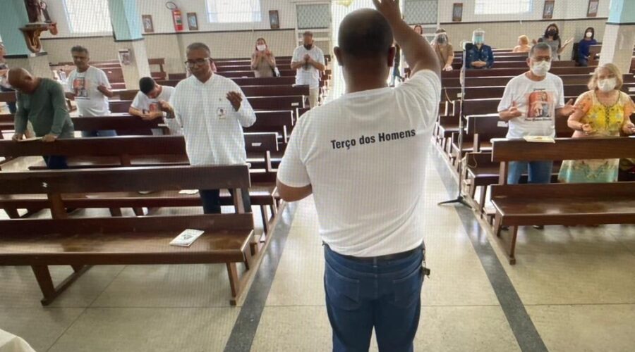 Universidade Livre de Estudos Culturais da Capoeira - Universidade da Capoeira - UNICAPOEIRA, Instituto de Educação Socioambiental - IESAMBI, Grupo de Capoeira Meia Lua - Fundado em 29 de Maio de 1962 e Associação de Capoeira - ASCA. Terço dos Homens em Família. Diácono Márcio Rosa dos Santos. Igreja Nossa Senhora Mãe de Deus, Bairro Nossa Senhora de Lourdes, Juiz de Fora, Minas Gerais/MG, Brasil. Registro de Capoeira Mestre Polêmico - Professor João Couto Teixeira. IMG_6732. 4,22 GB. 09h15. Domingo, 09 de Outubro de 2022. HD 1080p.