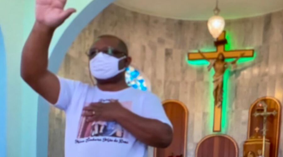 Universidade Livre de Estudos Culturais da Capoeira - Universidade da Capoeira - UNICAPOEIRA, Instituto de Educação Socioambiental - IESAMBI, Grupo de Capoeira Meia Lua - Fundado em 29 de Maio de 1962 e Associação de Capoeira - ASCA. Terço dos Homens em Família. Diácono Márcio Rosa dos Santos. Novena da Natividade de Nossa Senhora Mãe de Deus. Quinto Dia. Igreja Nossa Senhora Mãe de Deus, Bairro de Lourdes, Juiz de Fora, Minas Gerais/MG, Brasil. Registro de Capoeira Mestre Polêmico - Professor João Couto Teixeira. IMG_6298. 3,83 GB. 09h18. Domingo, 04 de Setembro de 2022. HD 1080p.