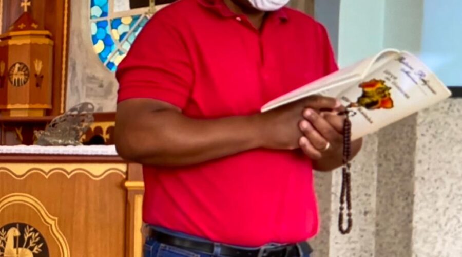 Universidade Livre de Estudos Culturais da Capoeira - Universidade da Capoeira - UNICAPOEIRA, Instituto de Educação Socioambiental - IESAMBI, Grupo de Capoeira Meia Lua - Fundado em 29 de Maio de 1962 e Associação de Capoeira - ASCA. Terço dos Homens em Família. Diácono Márcio Rosa dos Santos. Igreja Nossa Senhora Mãe de Deus, Bairro de Lourdes, Juiz de Fora, Minas Gerais/MG, Brasil. Registro de Capoeira Mestre Polêmico - Professor João Couto Teixeira. IMG_5390. 4 GB. 09h12. Domingo, 03 de Julho de 2022. HD 1080p.