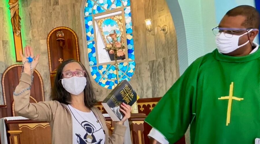 Universidade Livre de Estudos Culturais da Capoeira - Universidade da Capoeira - UNICAPOEIRA, Instituto de Educação Socioambiental - IESAMBI, Grupo de Capoeira Meia Lua - Fundado em 29 de Maio de 1962 e Associação de Capoeira - ASCA. Terço dos Homens em Família. Diácono Márcio Rosa dos Santos. Ministra da Eucaristia Cláudia Cristina Lessa Duarte. Igreja Nossa Senhora Mãe de Deus, Bairro de Lourdes, Juiz de Fora, Minas Gerais/MG, Brasil. Registro de Capoeira Mestre Polêmico - Professor João Couto Teixeira. IMG_6041. 4,22 GB. 09h16. Domingo, 07 de Agosto de 2022. HD 1080p.