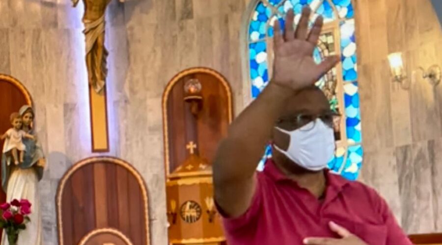 Universidade Livre de Estudos Culturais da Capoeira - Universidade da Capoeira - UNICAPOEIRA, Instituto de Educação Socioambiental - IESAMBI, Grupo de Capoeira Meia Lua - Fundado em 29 de Maio de 1962 e Associação de Capoeira - ASCA. Terço dos Homens em Família. Diácono Márcio Rosa dos Santos. Igreja Nossa Senhora Mãe de Deus, Bairro de Lourdes, Juiz de Fora, Minas Gerais/MG, Brasil. Registro de Capoeira Mestre Polêmico - Professor João Couto Teixeira. IMG_4926. 2,13 GB. 09h13. Domingo, 12 de Junho de 2022.