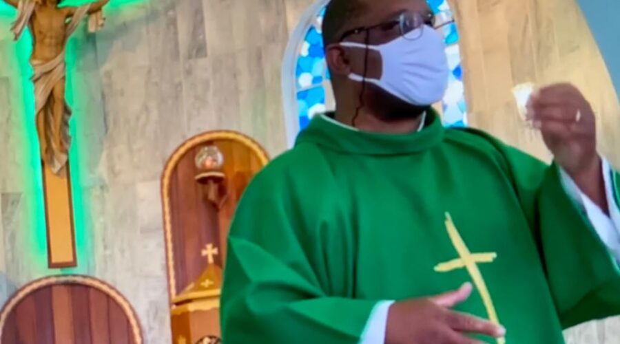 Universidade Livre de Estudos Culturais da Capoeira - Universidade da Capoeira - UNICAPOEIRA, Instituto de Educação Socioambiental - IESAMBI, Grupo de Capoeira Meia Lua - Fundado em 29 de Maio de 1962 e Associação de Capoeira - ASCA. Terço dos Homens em Família. Diácono Márcio Rosa dos Santos. Sétimo (6º) Dia de Falecimento de Célia Couto Teixeira. Igreja Nossa Senhora Mãe de Deus, Bairro Nossa Senhora de Lourdes, Juiz de Fora, Minas Gerais/MG, Brasil. Registro de Capoeira Mestre Polêmico - Professor João Couto Teixeira. IMG_5882. 4,23 GB. 09h22. Domingo, 31 de Julho de 2022. HD 1080p.