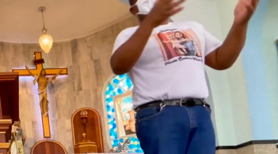 Universidade Livre de Estudos Culturais da Capoeira - Universidade da Capoeira - UNICAPOEIRA, Instituto de Educação Socioambiental - IESAMBI, Grupo de Capoeira Meia Lua - Fundado em 29 de Maio de 1962 e Associação de Capoeira - ASCA. Celebração Eucarística e Terço dos Homens em Família. Diácono Márcio Rosa dos Santos. Igreja Nossa Senhora Mãe de Deus, Bairro de Lourdes, Juiz de Fora, Minas Gerais/MG, Brasil. Registro de Capoeira Mestre Polêmico - Professor João Couto Teixeira. IMG_6174. 4,18 GB. 09h15. Domingo, 21 de Agosto de 2022. HD 1080p.