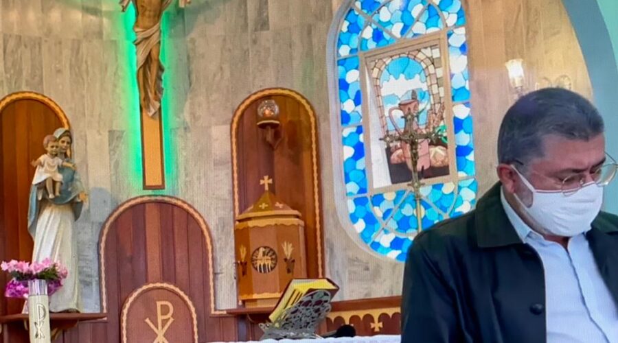 Universidade Livre de Estudos Culturais da Capoeira - Universidade da Capoeira - UNICAPOEIRA, Instituto de Educação Socioambiental - IESAMBI, Grupo de Capoeira Meia Lua - Fundado em 29 de Maio de 1962 e Associação de Capoeira - ASCA. Terço dos Homens em Família. Diácono Márcio Rosa dos Santos. Igreja Nossa Senhora Mãe de Deus, Bairro de Lourdes, Juiz de Fora, Minas Gerais/MG, Brasil. Registro de Capoeira Mestre Polêmico - Professor João Couto Teixeira. IMG_5230. 3,47 GB. 09h12. Domingo, 26 de Junho de 2022. HD 1080p.