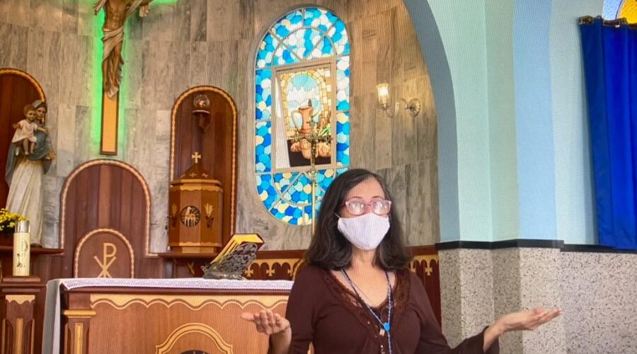 Universidade Livre de Estudos Culturais da Capoeira - Universidade da Capoeira - UNICAPOEIRA, Instituto de Educação Socioambiental - IESAMBI, Grupo de Capoeira Meia Lua - Fundado em 29 de Maio de 1962 e Associação de Capoeira - ASCA. Terço dos Homens em Família. Ministra da Eucaristia Cláudia Cristina Lessa Duarte. Igreja Nossa Senhora Mãe de Deus, Bairro de Lourdes, Juiz de Fora, Minas Gerais/MG, Brasil. Registro de Capoeira Mestre Polêmico - Professor João Couto Teixeira. IMG_5783. 3,61 GB. 09h15. Domingo, 24 de Julho de 2022. HD 1080p.