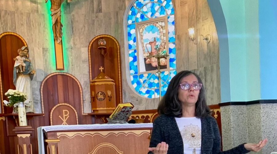 Universidade Livre de Estudos Culturais da Capoeira - Universidade da Capoeira - UNICAPOEIRA, Instituto de Educação Socioambiental - IESAMBI, Grupo de Capoeira Meia Lua - Fundado em 29 de Maio de 1962 e Associação de Capoeira - ASCA. Terço dos Homens em Família. Ministra da Eucaristia Cláudia Cristina Lessa Duarte. Igreja Nossa Senhora Mãe de Deus, Bairro de Lourdes, Juiz de Fora, Minas Gerais/MG, Brasil. Registro de Capoeira Mestre Polêmico - Professor João Couto Teixeira. IMG_6126. 3,89 GB. 09h15. Domingo, 14 de Agosto de 2022. HD 1080p.