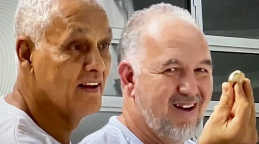 Universidade Livre de Estudos Culturais da Capoeira - Universidade da Capoeira - UNICAPOEIRA, Instituto de Educação Socioambiental - IESAMBI, Grupo de Capoeira Meia Lua na Escola - Fundado em 29 de Maio de 1962 e Associação de Capoeira - ASCA. Associação Capoeira Movimentos - 40 Anos. Mestre Fábio Parada Homenageado pelos Mestres da Associação Movimentos - Flexa - Renato Pereira Gonçalves e Jefferson Comes Nogueira. Itanhaém, São Paulo/SP, Brasil. Registro de Capoeira Mestre Polêmico - Professor João Couto Teixeira. IMG_6898. 695,4 MB. 14h15. Sábado, 22 de Outubro de 2022. HD 1080p. #CapoeiraMestreFabioParada #CapoeiraMestreEduardoStorti #CapoeiraMestreNiltonRibasMartinsJunior #CapoeiraMestreMarceloCunha #CapoeiraMestreMarcioSantos #CapoeiraMestreEliasFonseca #CapoeiraMestreBolhaMarceloAlmeida #CapoeiraMestreBistecaJoséLuizDaConceiçãoFrancisco #CapoeiraMestreGogoDeOuroRogerioFonseca #CapoeiraMestreJeffersonGomesNogueira #CapoeiraMestreFlexaRenatoPereiraGonçalves #CapoeiraMestreChinaEdmilsonSilva #CapoeiraMeestreBomSorrisoAndre #CapoeiraMestreGiloÂngeloFornazier #CapoeiraMestreCesarAugustoBarrosDosSantos #CapoeiraMestreAlexsandroDeRezendeCarvalho