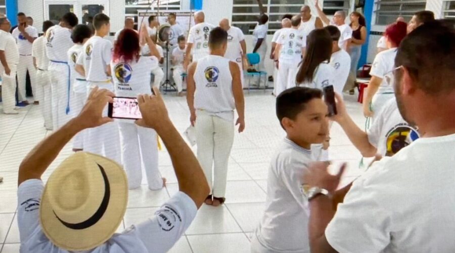 Universidade Livre de Estudos Culturais da Capoeira - Universidade da Capoeira - UNICAPOEIRA, Instituto de Educação Socioambiental - IESAMBI, Grupo de Capoeira Meia Lua na Escola - Fundado em 29 de Maio de 1962 e Associação de Capoeira - ASCA. Roda e Bolo de Aniversário. Momento Final Distal. Itanhaém, São Paulo/SP, Brasil. Registro de Capoeira Mestre Polêmico - Professor João Couto Teixeira. IMG_6900. 3,81 GB. 17h15. Sábado, 22 de Outubro de 2022. #CapoeiraMestreFabioParada #CapoeiraMestreEduardoStorti #CapoeiraMestreNiltonRibasMartinsJunior #CapoeiraMestreMarceloCunha #CapoeiraMestreMarcioSantos #CapoeiraMestreEliasFonseca #CapoeiraMestreBolhaMarceloAlmeida #CapoeiraMestreBistecaJoséLuizDaConceiçãoFrancisco #CapoeiraMestreGogoDeOuroRogerioFonseca #CapoeiraMestreJeffersonGomesNogueira #CapoeiraMestreFlexaRenatoPereiraGonçalves #CapoeiraMestreChinaEdmilsonSilva #CapoeiraMeestreBomSorrisoAndre #CapoeiraMestreGiloÂngeloFornazier #CapoeiraMestreCesarAugustoBarrosDosSantos #capoeiramestrealexsandroderezendecarvalho