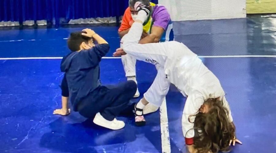 Universidade Livre de Estudos Culturais da Capoeira - Universidade da Capoeira - UNICAPOEIRA, Instituto de Educação Socioambiental - IESAMBI, Grupo de Capoeira Meia Lua na Escola - Fundado em 29 de Maio de 1962 e Associação de Capoeira - ASCA. Mestre Polêmico - Professor João Couto Teixeira. Discentes Ágata Siqueira de Oliveira Lira e Enzo Carvalho Costa Salimena. Instituto Vianna Júnior, Avenida dos Andradas, Número 415, Bairro Jardim Glória, Juiz de Fora, Minas Gerais/MG, Brasil. Registro de Capoeira Mestre Polêmico - Professor João Couto Teixeira. IMG_3238. 803,5 MB. 18h35. Terça-feira, 28 de Junho de 2022. HD 1080p.