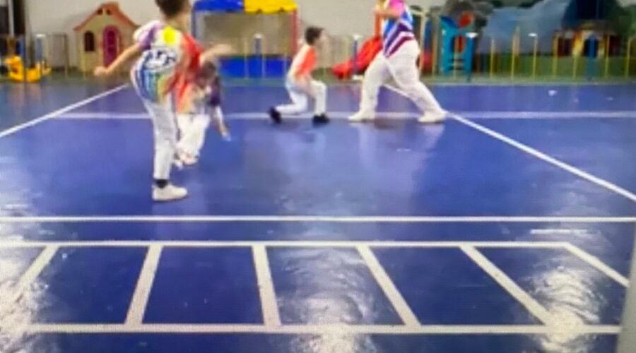 Universidade Livre de Estudos Culturais da Capoeira - Universidade da Capoeira - UNICAPOEIRA, Instituto de Educação Socioambiental - IESAMBI, Grupo de Capoeira Meia Lua na Escola - Fundado em 29 de Maio de 1962 e Associação de Capoeira - ASCA. Mestre Polêmico - Professor João Couto Teixeira. Discentes Ágata Siqueira de Oliveira Lira, Enzo Carvalho Costa Salimena e João Pedro dos Santos Faria. Instituto Vianna Júnior, Avenida dos Andradas, Número 415, Bairro Jardim Glória, Juiz de Fora, Minas Gerais/MG, Brasil. Registro de Capoeira Mestre Polêmico - Professor João Couto Teixeira. IMG_6619. 9,02 GB. 18h01. Terça-feira, 27 de Setembro de 2022. HD 1080p.