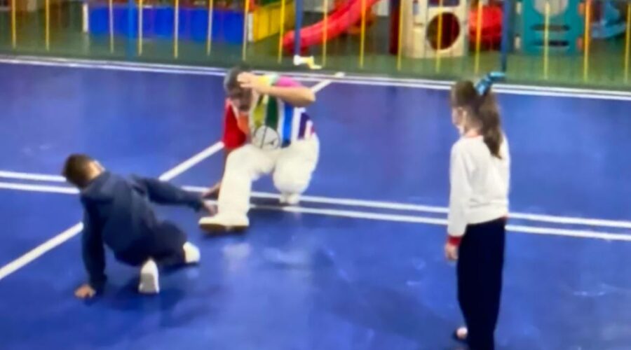 Universidade Livre de Estudos Culturais da Capoeira - Universidade da Capoeira - UNICAPOEIRA, Instituto de Educação Socioambiental - IESAMBI, Grupo de Capoeira Meia Lua na Escola - Fundado em 29 de Maio de 1962 e Associação de Capoeira - ASCA. Mestre Polêmico - Professor João Couto Teixeira. Discentes Ágata Siqueira de Oliveira Lira e Enzo Carvalho Costa Salimena. Instituto Vianna Júnior, Avenida dos Andradas, Número 415, Bairro Jardim Glória, Juiz de Fora, Minas Gerais/MG, Brasil. Registro de Capoeira Mestre Polêmico - Professor João Couto Teixeira. IMG_4680. 8,42 GB. 18h06. Terça-feira, 31 de Maio de 2022. HD 1080p.