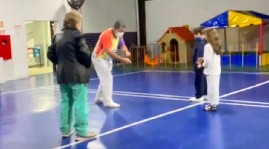 Universidade Livre de Estudos Culturais da Capoeira - Universidade da Capoeira - UNICAPOEIRA, Instituto de Educação Socioambiental - IESAMBI, Grupo de Capoeira Meia Lua na Escola - Fundado em 29 de Maio de 1962 e Associação de Capoeira - ASCA. Mestre Polêmico - Professor João Couto Teixeira e Estrela Dalva - Artista Plástica e Cineasta Salete Libardoni i. Discentes Ágata Siqueira de Oliveira Lira e Enzo Carvalho Costa Salimena. Instituto Vianna Júnior, Avenida dos Andradas, Número 415, Bairro Jardim Glória, Juiz de Fora, Minas Gerais/MG, Brasil. Registro de Capoeira Mestre Polêmico - Professor João Couto Teixeira. IMG_5264. 9,25 GB. 17h55. Terça-feira, 28 de Junho de 2022. HD 1080p.