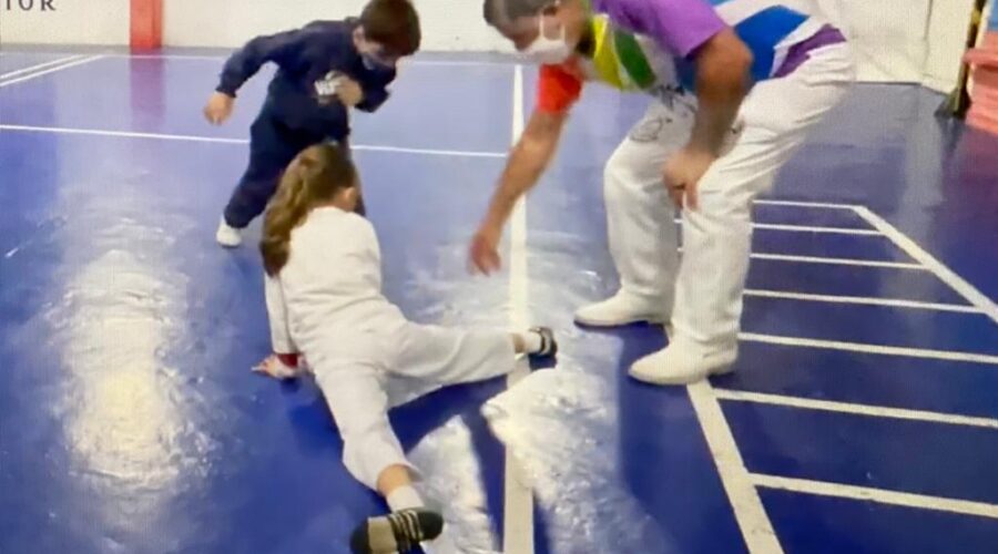 Universidade Livre de Estudos Culturais da Capoeira - Universidade da Capoeira - UNICAPOEIRA, Instituto de Educação Socioambiental - IESAMBI, Grupo de Capoeira Meia Lua na Escola - Fundado em 29 de Maio de 1962 e Associação de Capoeira - ASCA. Mestre Polêmico - Professor João Couto Teixeira. Discentes Ágata Siqueira de Oliveira Lira e Enzo Carvalho Costa Salimena. Instituto Vianna Júnior, Avenida dos Andradas, Número 415, Bairro Jardim Glória, Juiz de Fora, Minas Gerais/MG, Brasil. Registro de Capoeira Mestre Polêmico - Professor João Couto Teixeira. IMG_5170. 9,02 GB. 18h00. Terça-feira, 21 de Junho de 2022. HD 1080p.