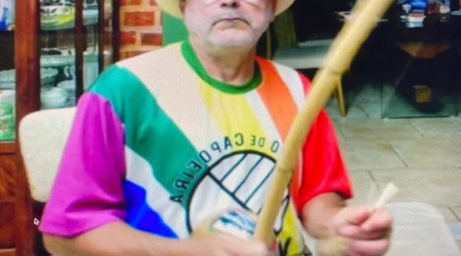 Universidade Livre de Estudos Culturais da Capoeira - Universidade da Capoeira - UNICAPOEIRA, Associação de Capoeira - ASCA, Instituto de Educação Socioambiental - IESAMBI e Grupo de Capoeira Meia Lua - Fundado em 29 de Maio de 1962. Orquestra Harmônica de Berimbaus. Solo. Toques Angola, Banguela, Cavalaria, São Bento Pequeno, São Bento Grande, Santa Maria, Idalina, Amazonas, Iúna Verdadeira, Iúna Mandingueira, Outros. Sala de Entrar, Tigüéra 360, Juiz de Fora, Minas Gerais/MG, Brasil. Registro de Capoeira Mestre Polêmico - Professor João Couto Teixeira. IMG_7053. 1,82 GB. 20h46. Terça-feira, 01 de Novembro de 2022. HD 1080p.