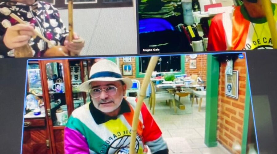 Universidade Livre de Estudos Culturais da Capoeira - Universidade da Capoeira - UNICAPOEIRA, Associação de Capoeira - ASCA, Instituto de Educação Socioambiental - IESAMBI e Grupo de Capoeira Meia Lua - Fundado em 29 de Maio de 1962. Bella - Maria Isabel Melotti Xible e Peter Faluhelyi. Improvisos e Cantigas. Santa Maria e Angola. Sala de Entrar, Tigüéra 360, Juiz de Fora, Minas Gerais/MG, Brasil. Registro de Capoeira Mestre Polêmico - Professor João Couto Teixeira. IMG_7057. 9,38 GB. 19h26. Quinta-feira, 03 de Novembro de 2022. HD 1080p.