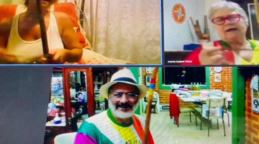 Universidade Livre de Estudos Culturais da Capoeira - Universidade da Capoeira - UNICAPOEIRA, Associação de Capoeira - ASCA, Instituto de Educação Socioambiental - IESAMBI e Grupo de Capoeira Meia Lua - Fundado em 29 de Maio de 1962. Orquestra Harmônica de Berimbaus. Iúnas Verdadeira e Mandingueira, Idalina, Amazonas, Angola, Santa Maria e Maculelê. Laura Cavalieri Bisio e Bella - Maria Isabel Melotti Xible. Sala de Entrar, Tigüéra 360, Juiz de Fora, Minas Gerais/MG, Brasil. Registro de Capoeira Mestre Polêmico - Professor João Couto Teixeira. IMG_6917. 1,87 GB. 20h46. Terça-feira, 25 de Outubro de 2022. HD 1080p.